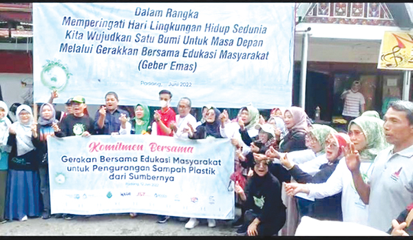 TAS BELANJA NON-PLASTIK— Aksi Geber Emas yang diadakan Forum Bank Sampah Memilah Sampah Menabung Emas (BS MSME) Indonesia mengadakan kegiatan bag-bagi tas belanja berbahan non-plastik serta edukasi, di GOR H Agus Salim Padang, Minggu (12/6).