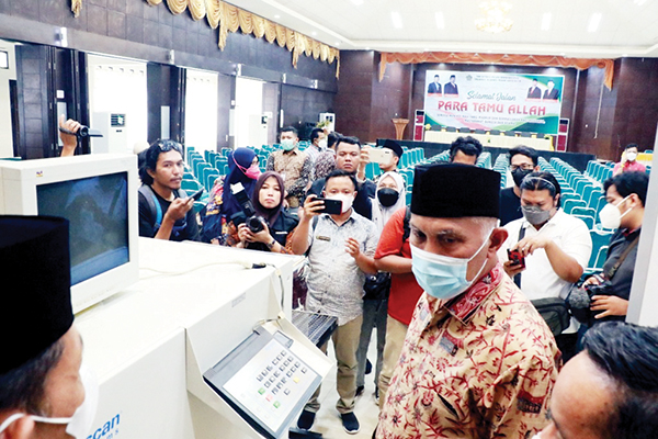 Gubernur Pastikan Embarkasi Padang Siap Untuk Pemberangkatan Jamaah Haji 1 tinjau asrama haji— Gubernur Sumbar, Buya Mahyeldi, Kamis (2/6) meninjau Asrama Haji Embarkasi Padang, dalam rangka melihat persiapan penerimaan dan pemberangkatan calon jemaah haji (CJH) kloter 1 - 8 yang akan dimulai pemberangkatan pertama pada 4 Juni nanti.