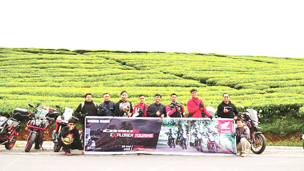 GATHERING KOMUNITAS HONDA— Asosiasi Honda Sumatera Barat (AHSB) dan Honda Street Fire Club Indonesia Padang menggelar kegiatan gathering komunitas Honda bertajuk Honda CB150X Urban Explore Touring, Senin (6/6).