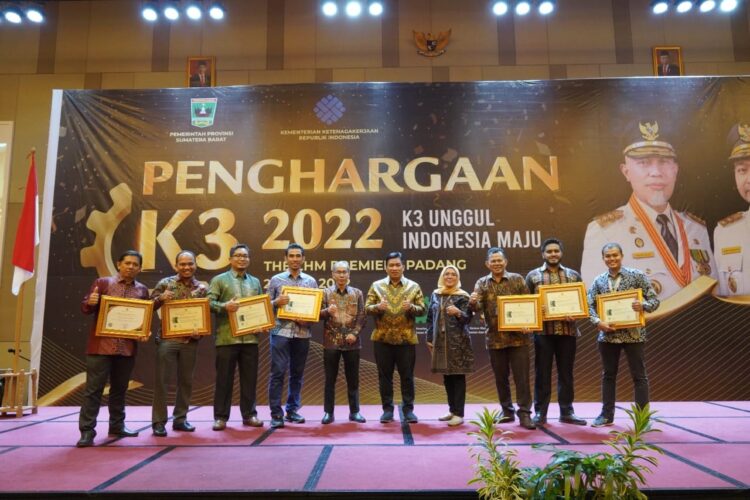 PENGHARGAAN--PLN UIW Sumbar dan Unit Pelaksana di Sumbar tampil dominan diantara  63 perusahaan yang mendapatkan Penghargaan Kesehatan dan Keselamatan Kerja (K3) dari Kementerian Ketenagakerjaan RI.Kamis (23/06).
