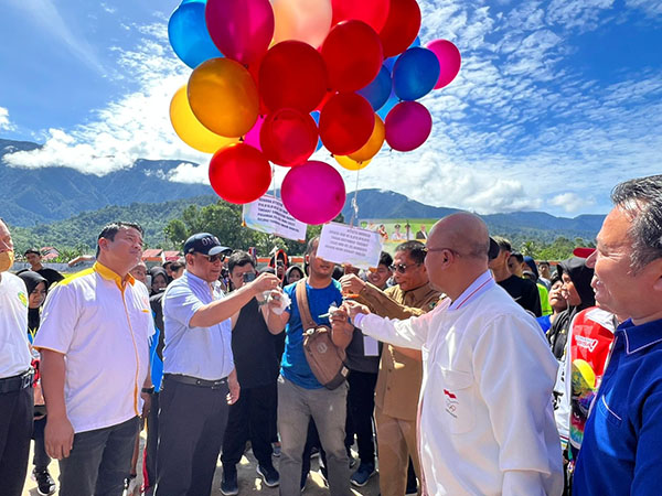 LEPAS BALON--Gubenur Sumbar melalui Asisten I Setdaprov Sumbar Devi Kurnia didampingi Ketua PASI Sumbar S Budi Syukur melepas balon ke udara membuka Kejurda Atletik 2022 di GOR Imam Bonjol Lubuk Sikaping Pasaman.