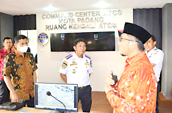Genjot Kinerja, Wako Padang Kunjungi OPD Setiap Kamis 1 KUNJUNGI DISKOMINFO— Wako didampingi Asisten Pemerintahan dan Kesra Edi Hasymi mengunjungi Dinas Kominfo Kota Padang, Kamis (16/6) saat program “Kamis Berseri” (Kamis Bersua Hendri Septa).
