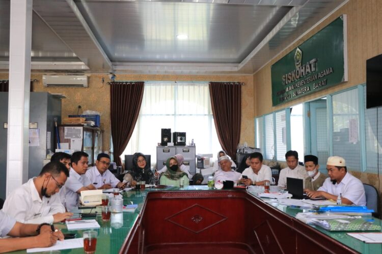 rapat koordinasi— Petugas Penyelenggara Ibadah Haji (P3IH) kembali gelar rapat koordinasi dan rapat pematangan proses keberangkatan jemaah haji ke Tanah Suci, Selasa (31/5) di Ruang Siskohat Kanwil Kemenag.