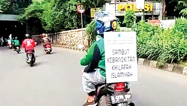 BAWA POSTER— Terlihat konvoi sepeda motor sambil membawea poster Khilafah Islamiyah di sekitar Cawang, jakarta Timur viral di media sosial pekan lalu.