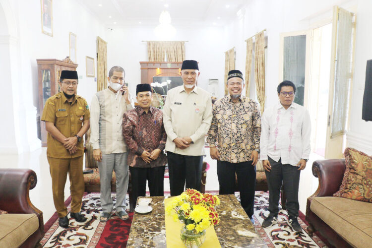 PELEPASAN PEMANDU HAJI— Gubernur Mahyeldi berfoto bersama sebelum melepas tim pemandu haji daerah ke tanah suci Makkah.