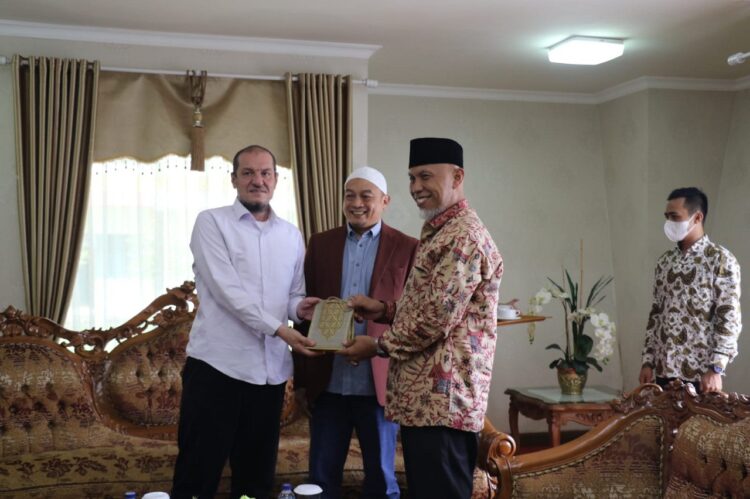 SERAHKAN—Investor  Turki, Walid Yassan serahkan Replika Masjid Al-Aqsa.