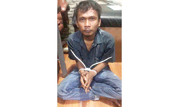 BANTU PEJAMBRET— Pelaku Syafrimai (37) ditangkap Tim Klewang lantaran terlibat memperjualbelikan barang hasil jambret.
