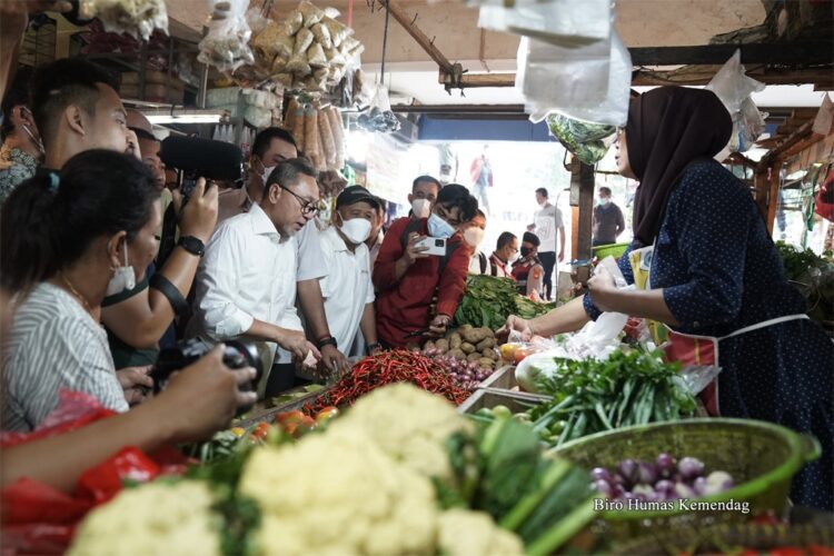 Menteri Perdagangan, Zulkifli Hasan meninjau sejumlah tempat penjualan minyak goreng curah rakyat (MGCR) di beberapa toko kelontong di wilayah Klender, Jakarta, Rabu (22 Juni).