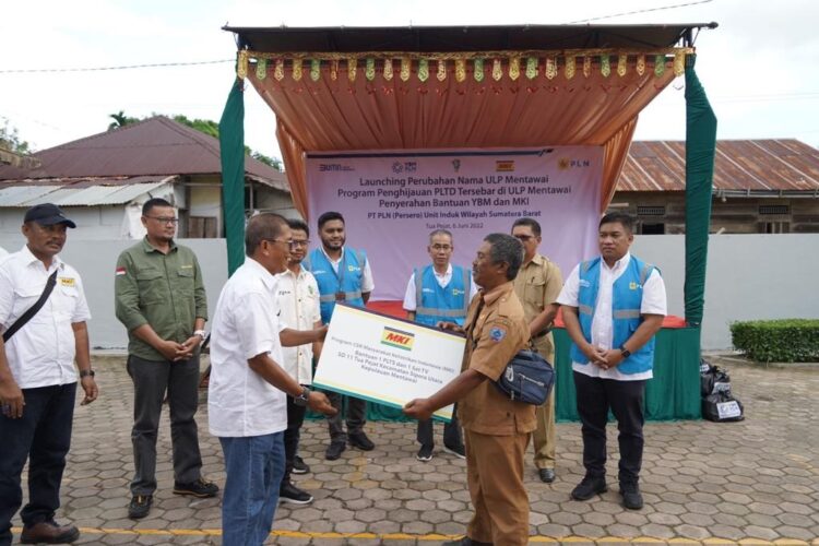 Penyerahan bantuan oleh MKI Sumbar berupa 1 Pembangkit Listrik Tenaga Surya (PLTS) dan 1 set TV untuk SD 11 Tua Pejat di Kecamatan Sipora Utara, Kabupaten Kepulauan Mentawai.