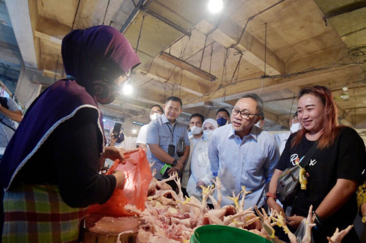 TINJAU STOK PANGAN— Menteri Perdagangan Zulkifli Hasan saat meninjau stok pangan di Pasar Cibubur, Jakarta Timur. Di hari pertama kerjanya, Zulhas melakukan blusukan dan mengecek ketersediaan harga bahan pokok disejumlah pedagang.
