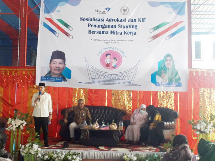 BKKBN Sosialisasi Advokasi dan KIE Penanganan Stunting, Pola Makan, Asuh dan Sanitasi Perlu Diperbaiki 1 NARASUMBER— Anggota Komisi IX DPR RI, Darul Siska, Sekretaris Utama BKKBN pusat, Tavip Agus Rayanto, Kepala Perwakilan BKKBN Sumbar, Fatmawati serta anggota DPRD Kabupaten Solok Fifi Yulistia Rahayu menjadi narasumber sosialisasi penanganan stunting di Kabupaten Solok.