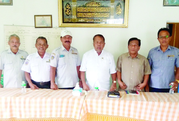 FOTO BERSAMA—Ketua terpilih 2022-2027 Chandra, Sekretaris Nursal Uce, M, SH, Bendahara  Muhardi, Ketua Badan Pengawas (BP) Riswan dengan dua anggotanya Abu Zamar dan Mardis foto bersama.