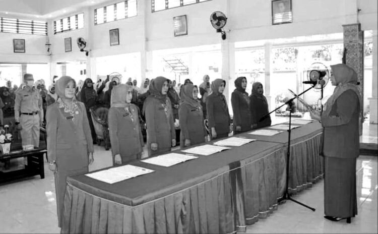 PENGUKUHAN— Ketua TP-PKK Kota Padang, Ny Genny Hendri Septa melantik tujuh Ketua TP-PKK Kecamatan di Kota Padang, Selasa (7/6), di Palanta Rumah Dinas Wali Kota.