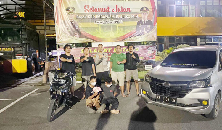 PENCURI- Dua pelaku pencuri kotak infak ditangkap Tim Klewang Polresta Padang.
