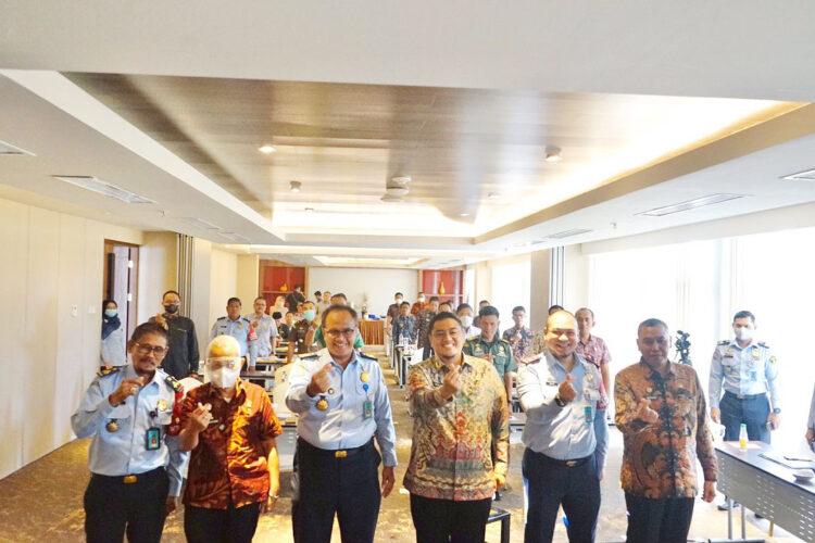 Richi Aprian: Pengawasan Orang Asing Perlu Dilakukan 1 RAPAT TIM PORA — Wakil Bupati Tanah Datar Richi Aprian foto bersama dengan peserta rapat tim pengawasan orang asing (Tim PORA), Kamis (2/6).