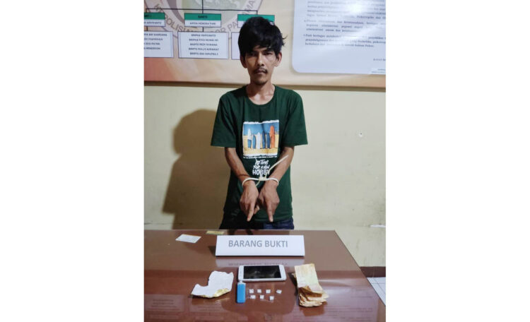 PENGEDAR— Pelaku PW (30) diamankan di Mapolres Pariaman dengan barang bukti tujuh paket sabu siap edar.