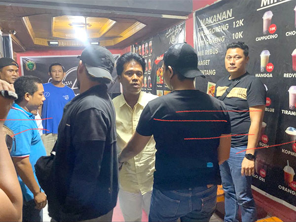Tim Rajawali Patuk Pengedar Sabu di Dalam Warung, kota Padang 1 DIGELEDAH— Win Celek (baju kuning) saat digeledah oleh tim Rajawali Satresnarkoba Polresta Padang di sebuah warung. Dalam penggeledahan tersebut polisi menemukan dua paket sabu.