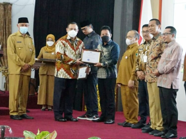 SERAHKAN PENGHARGAAN— Ketua KPK, Komjen Pol. Drs. Firli Bahuri, M.Si, serahkan penghargaan kepada  Wakil Wali Kota, Drs. Asrul yang mewakili Wako Padangpanjang Fadly Amran.