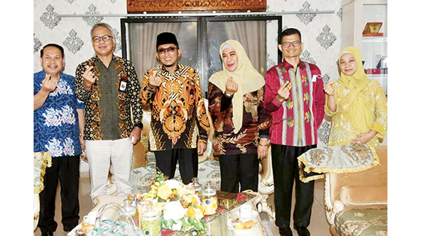 PERTEMUAN— Wali Kota Padang Hendri Septa melakukan pertemuan dengan Sekretaris Utama (Sestama) BKKBN Pusat Tavip Agus Rayanto dan Kepala BKKBN Sumatera Barat Fatmawati, di Rumah Dinas Wali Kota, Minggu (6/6).