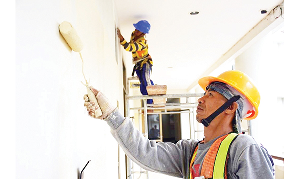 MENGECAT GEDUNG BALAIKOTA— Pemko Padang memberikan kesempatan dan perhatian kepada penyandang disabilitas. Pemko menggandeng 10 penyandang disabilitas untuk melakukan pengecetan seluruh gedung Balaikota di Aiepacah sejak akhir Mei lalu.