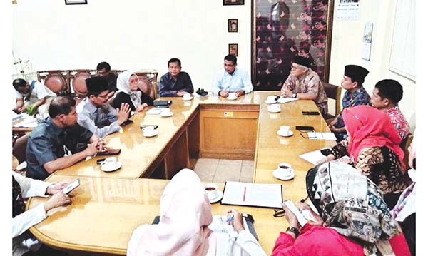 MENETESKAN AIR MATA—Sejumlah wali kelas IX SMP 1 Padang meneteskan air mata saat melakukan pertemuan dengan Komisi IV DPRD Padang, Rabu (29/6). Wali kelas ini mengaku mark up nilai dilakukan sebagai bentuk kepedulian kepada siswa yang beralamat di blank zone, yang tidak dapat sekolah di sekolah negeri lanjutan.