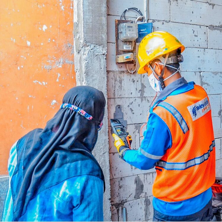 Selama Pandemi, PLN Salurkan Stimulus Listrik Pemerintah Rp 24,23 Triliun 1 MEMERIKSA— Petugas pLN sedang memeriksa meteran listrik pelanggan.