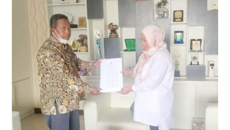 TERBITKAN SK— Kasi Bina Prodi Direktorat Pendidikan Tinggi, Ditjen Pendis Zidal Huda menyerahkan SK untuk izin penyelenggaraan Prodi Studi Islam untuk  program Doktor (S3) di UIN IB kepada Direktur PPS UIN IB Padang Prof. Dr. Firdaus.