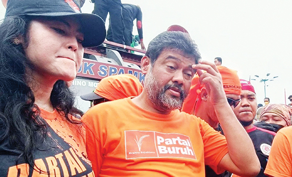 KETERANGAN— Presiden Partai Buruh Said Iqbal memberikan keterangan kepada media di depan Gedung MPR DPR DPD RI, Rabu  (15/6).