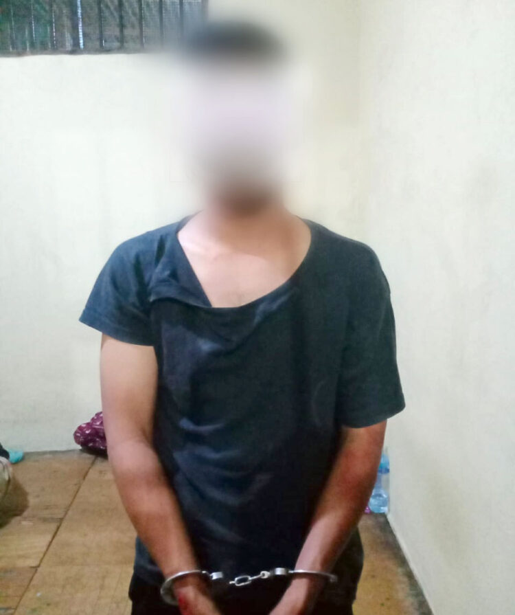 PEJAMBRET DITANGKAP— Pelaku RS (31) diamankan di Polsek Batang Anai usai dihajar massa lantaran tertangkap usai melakukan aksi jambret Hp.