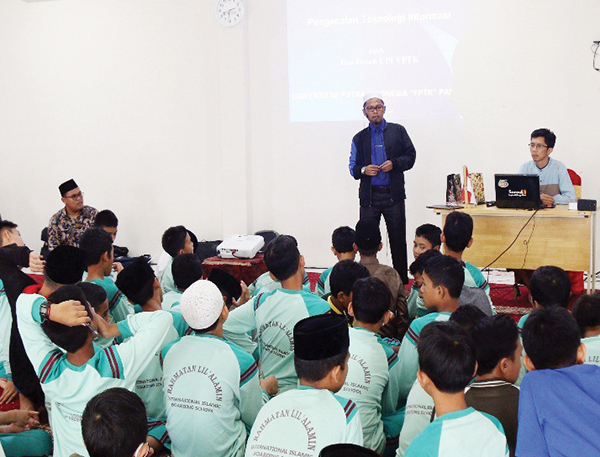 Tim Dosen UPI YPTK Padang Gelar Pengabdian Kepada Masyarakat, Santri Rahmatan Lil Alamin International Boarding School Dibekali Ilmu TI dan Manajemen 1 KEGIATAN—Tim Dr. Yuhandri S.Kom., M.Kom sebagai Ketua, Agung Ramadhanu S.Kom., M.Kom, MTA dan Hadi Syahputra S.Kom., M.Kom sebagai anggota dalam Bidang Teknologi Informasi melakukan kegiatan yang bertemakan : “Pengenalan Teknologi Pengolahan Citra Digital (DigitalImageProcessing) untuk Santri di Rahmatan Lil’Alamin International Islamic Boarding School.