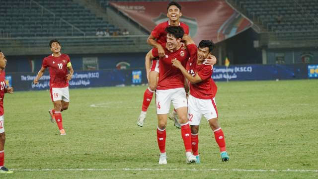 RAYAKAN–Pemain timnas merayakan gol yang disarangkan oleh Elkan Baggot ke gawang Nepal