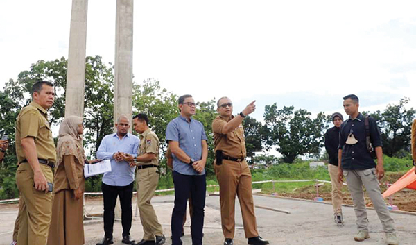 TINJAU TUGU APEKSI— Sekda Kota Padang Andree Algamar mendampingi Ketua Dewan Pengurus Apeksi yang juga Wako Bogor, Bima Arya saat meninjau pembangunan Tugu Apeksi di Kompleks Perkantoran Balaikota Padang, Aiapacah. Bima Arya juga melihat pembangunan gedung Youth Center di Bagindo Aziz Chan.
