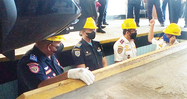 PERIKSA KENDARAAN DINAS— Wako Hendri Septa masuk ke kolong mobil dinasnya saat pemeriksaan uji kendaraan di UPT PKB Dishub, Kamis (16/6). Dalam kesempatan itu, Wako bersama Kadishub Yudi Indra Syani, Kepala UPT PKB Yance Kurniawan, melihat sistem pelayanan baru Radio Frequensy Indentification (RFID).