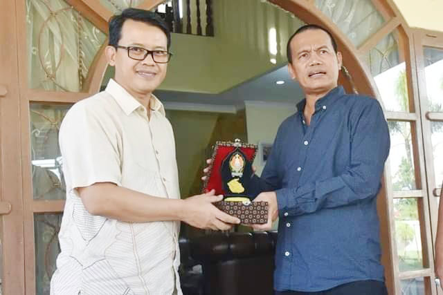 BERTUKAR CENDERA MATA—Wako  Genius Umar bertukar cendera mata dengan Wabup Temanggung.