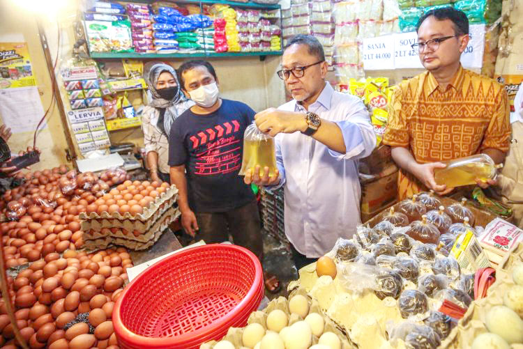 Mendag Segera Eksekusi Perintah Presiden Turunkan Harga Migor 1 kunjungi— Mendag Zulkifli Hasan saat kunjungan di Pasar Cibubur, Jakarta Timur.