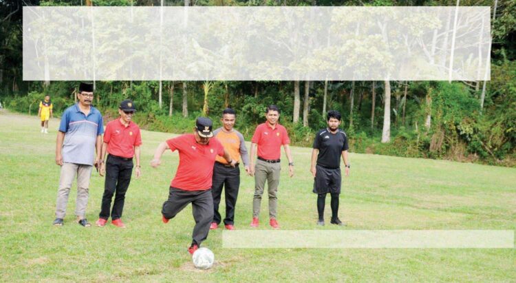 OPEN TURNAMEN— Bupati Agam, Andri Warman membuka secara resmi open turnamen bola kaki remaja, 
yang digelar oleh Pemerintah Nagari Simarasok, di Lapangan Pandam, Nagari Simarasok, 