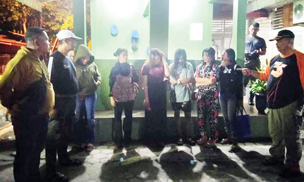 PENERTIBAN— Tim Satpol PP Kota Padang menertibkan tempat hiburan malam yang melanggar jam operasional dan mengamankan enam wanita pemandu karaoke.