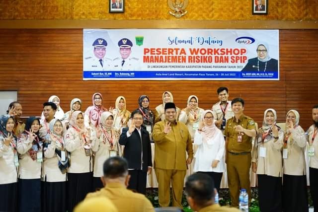 Kematangan Penyelenggaran SPIP, Terus Menerus Komitmen Pemkab Padangpariaman 1 PEMBUKAAN—Bupati Padangpariaman Suhatri Bur usai pembukaan foto bersama dengan peserta pelatihan SPIP.