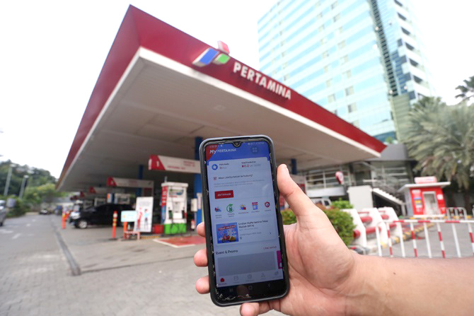 Warga menunjukan aplikasi My Pertaminas saat mengisi bahan bakar jenis Pertalite di salah satu SPBU di kawasan, Kuningan, Jakarta, Selasa, (28/6/2022). PT Pertamina (Persero) melalui anak usahanya PT Pertamina Patra Niaga berencana mengatur pembelian Jenis Bahan Bakar Minyak (BBM) Khusus Penugasan (JBKP) seperti Pertalite dan juga BBM Solar Subsidi. Pembeli Pertalite diwajibkan untuk mendaftar ke website MyPertamina mulai 1 Juli 2022 ini. FOTO: SALMAN TOYIBI/JAWA POS