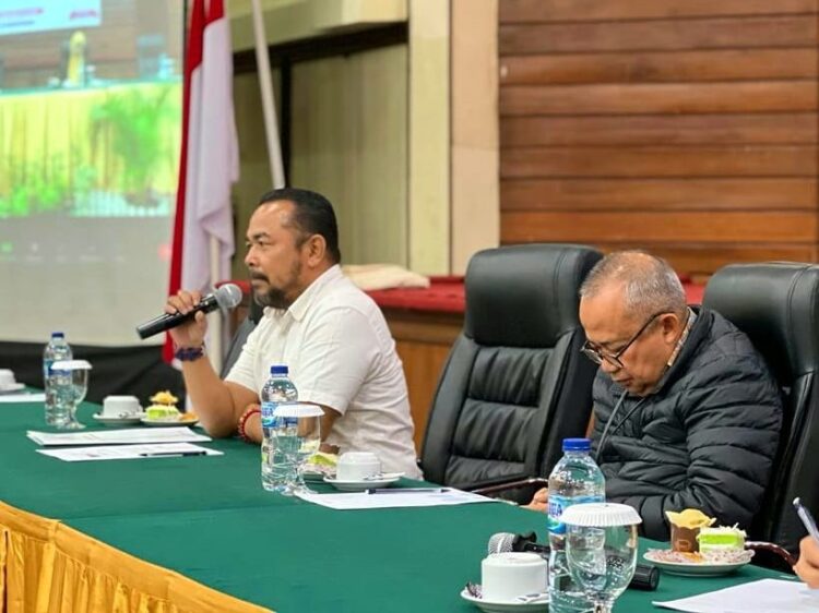 RAKOR DAN WORKSHOP — Komisioner Komisi Informasi Sumbar Adrian Tuswandi, membuka sekaligus sebagai narasumber dalam Rakor dan Workshop PPID Kabupaten dan Kota se-Sumbar.