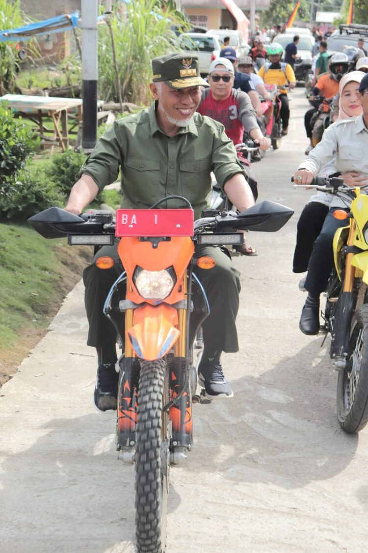 Gubernur Sumbar, Mahyeldi Ansharullah menggunakan motor trail menelusuri jalan-jalan di Jorong Koto Tangah dan Tanjung Jajaran Nagari Galugua.