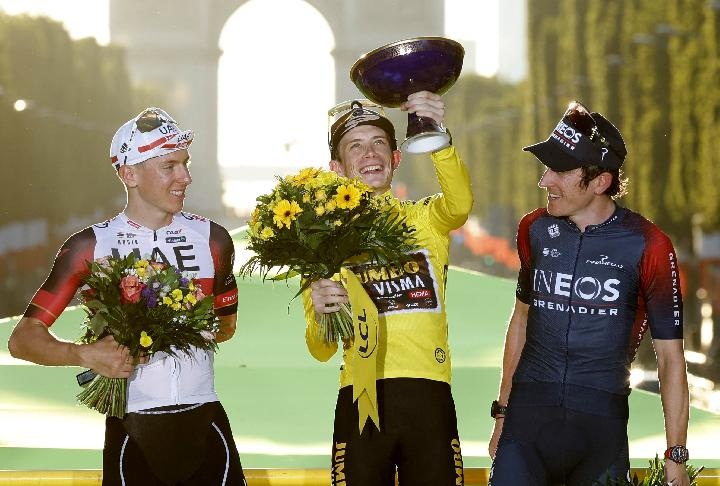SELEBRASI--Pembalap Jumbo - Visma, Jonas Vingegaard, menjuarai Tour de France 2022. Ia berselebrasi di podium bersama pembalap UAE Team Emirates yang menempati posisi kedua Tadej Pogacar dan pembalap Ineos Grenadiers yang menduduki urutan ketiga, Geraint Thomas.
