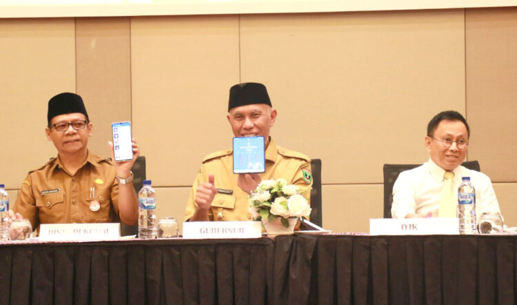 Sumbar jadi Provinsi Pertama di Indonesia yang Meluncurkan KTP Digital 1 KTP DIGITAL– Gubernur Sumbar, Mahyeldi Ansharullah didampingi Kepala Dinas Dukcapil Provinsi Sumbar, Besri Rahmad menjadi keynotes speaker dalam kegiatan peluncuran KTP digital, Senin (18/7) di salah satu
hotel di Padang.