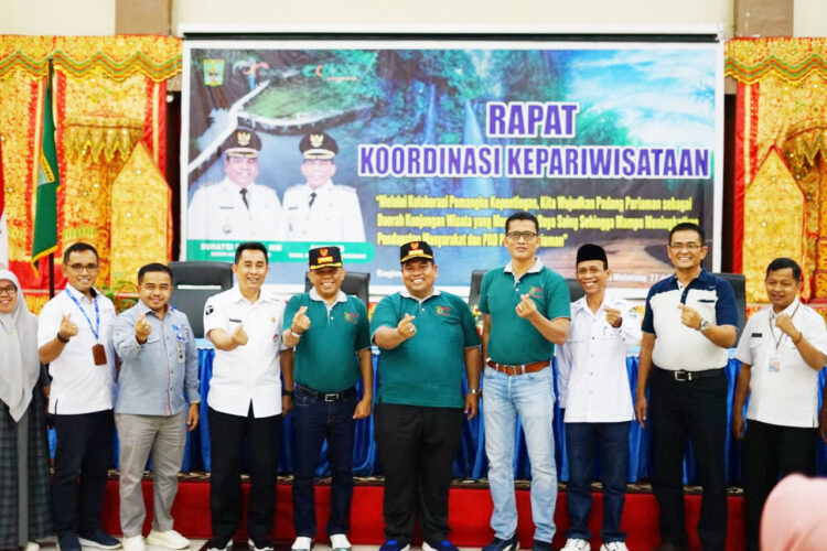 FOTO BERSAMA—Bupati Padangpariaman Suhatri Bur foto bersama usai kegiatan.