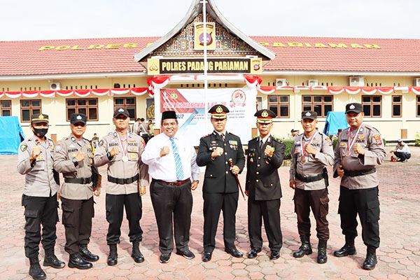 HUT BHAYANGKARA—Bupati Suhatri Bur bersama kapolres dan para pemenang HUT Bhayangkara ke-76.
