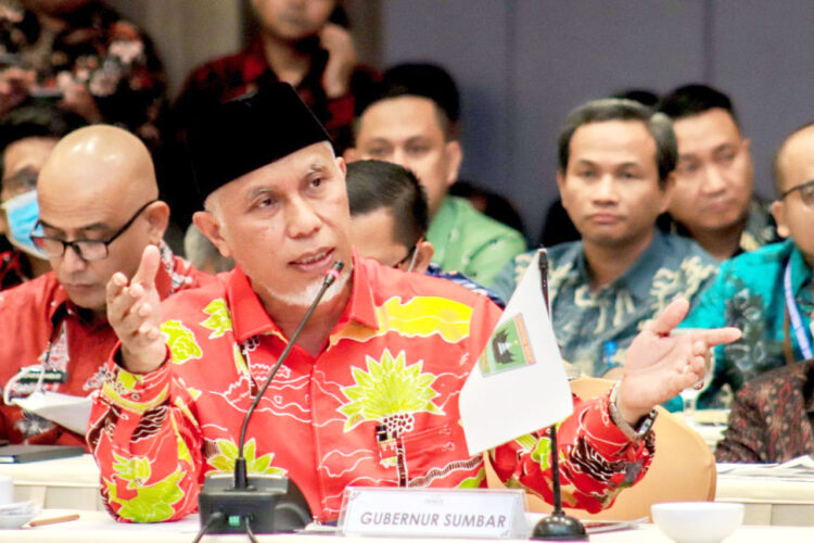 Perjuangkan Nasib Honorer dan Harga TBS saat Rakor Gubernur se-Sumatra, Gubernur Sumbar: Pembangunan di Pulau Sumatra Harus Terencana Jangka Panjang 1 BERIKAN SARAN— Gubernur Sumbar, Mahyeldi Ansharullah memberikan saran pada rakor gubernur se-Sumatera di hadapan Wamendagri John Wempi Wetipo di Pekanbaru, Provinsi Riau, Kamis, (30/6).