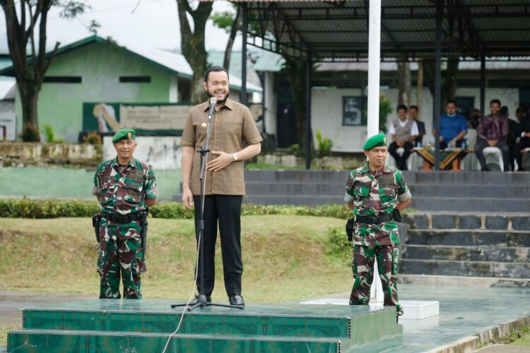 Tingkatkan Kedisiplinan, 290 Mahasiswa Unbrah Ikuti Diklat di Secata B 1 SAMBUTAN— Wali Kota Padangpanjang , H. Fadly Amran, BBA saat memberikan sambutan pada acvara pembukaan di Secata B, kemarin.