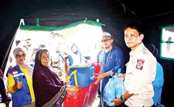 Wako Padang Bantu Korban Kebakaran di Belakang Pasar Simpang Haru 1 SERAHKAN BANTUAN— Wali Kota Padang Hendri Septa menyerahkan bantuan untuk kepala keluarga yang rumahnya terbakar di kawasan RT 01 RW 04 belakang Pasar Simpang Haru, Kelurahan Sawahan Timur, Kecamatan Padang Timur, Sabtu (9/7) dini hari.