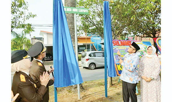 PEMBUKAAN SELUBUNG— Wali Kota Hendri Septa dan Kajati Sumbar Yusron membuka selubung plang nama jalan baru di depan kantor Kajati Sumbar, yakni di Jalan Jaksa Agung R. Soeprapto, Jumat (22/7) pagi.