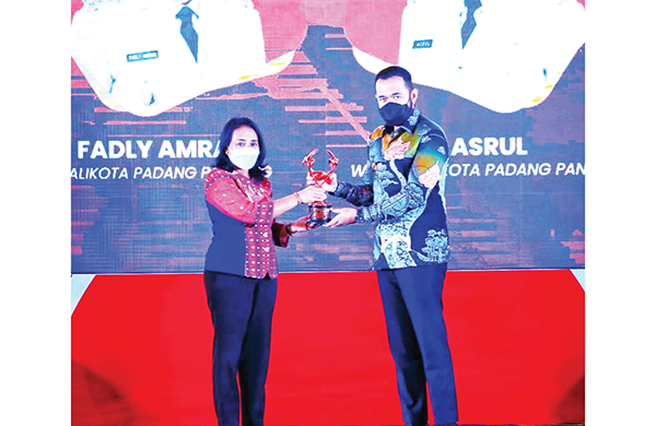 Sukses Melindungi dan Memberikan Hak Anak, Padang Panjang Raih Penghargaan KLA Kategori Nindya 1 LANGSUNG— Menteri PPPA, I Gusti Ayu Bintang Darmawati, S.E, M.Si langsung serahkan penghargaan kepada Wali Kota, H. Fadly Amran, BBA Datuak Paduko Malano,